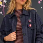 Chaqueta corta de raya diplomática con broches decorativos