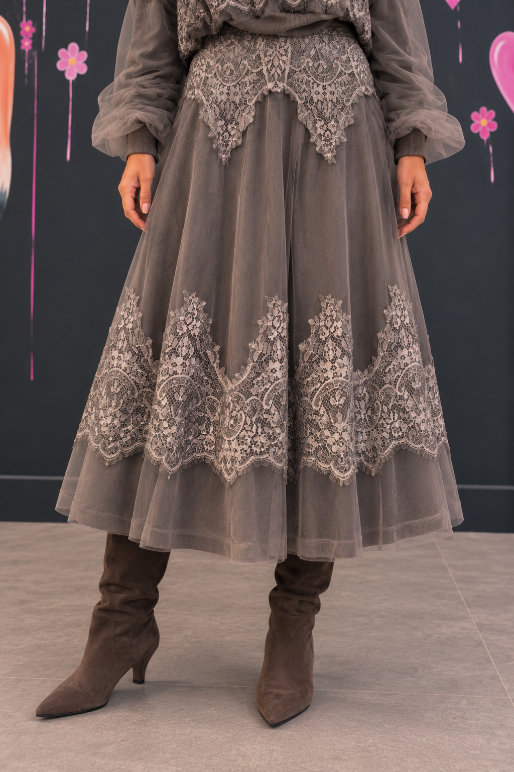 Romantic Lace Skirt Against Pink Backdrop Gonna tulle e pizzo - immagine 1