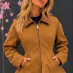 Chaqueta camel entallada con cuello a contraste