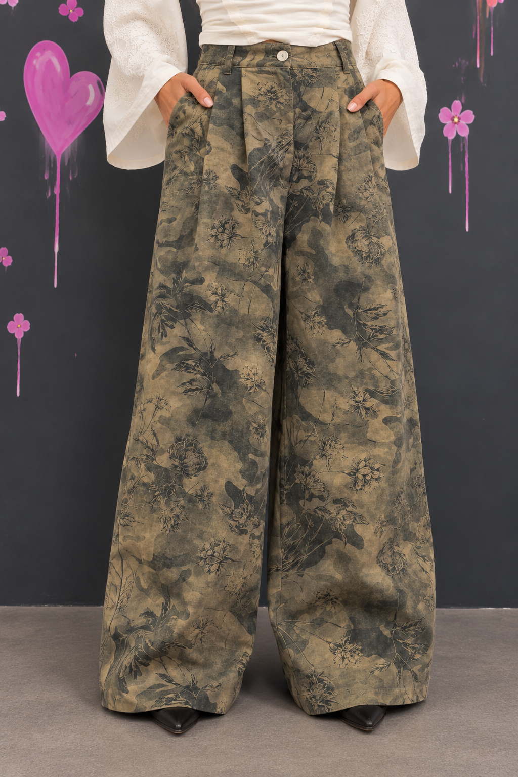 Wide-Leg Camouflage Floral Trousers Jean à imprimé floral – Image 1