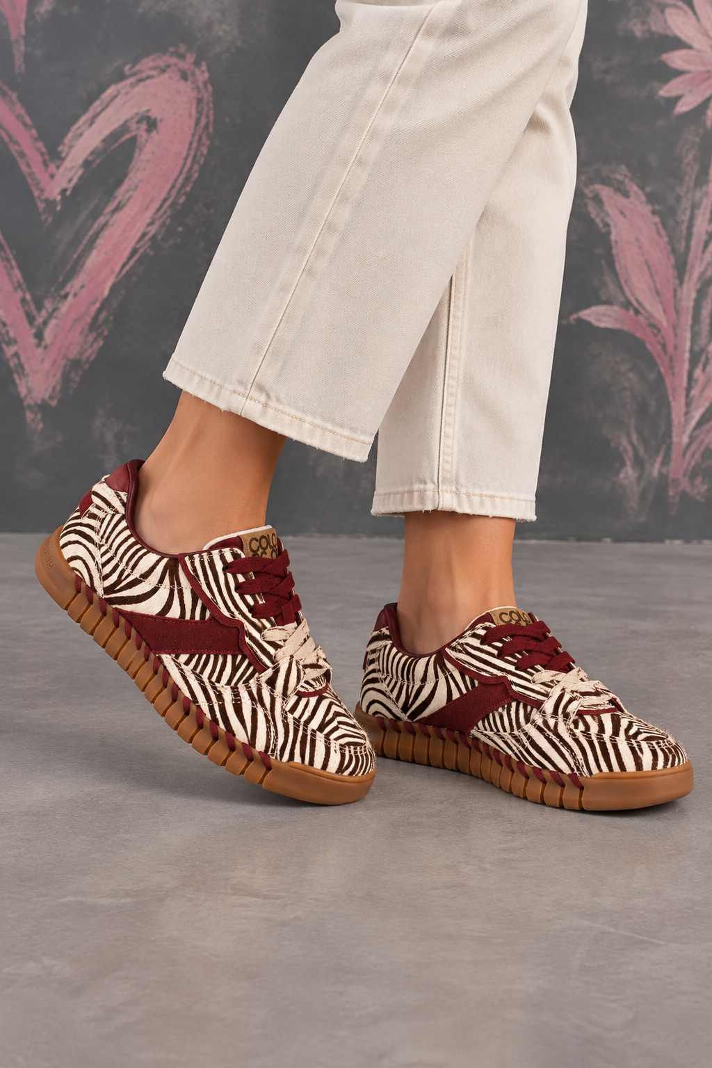 Zebra Sneakers on Chalkboard Floor Sneakers mit Zebraprint – Bild 1