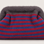 Borsa morbida a righe blu e bordeaux con catenella dorata