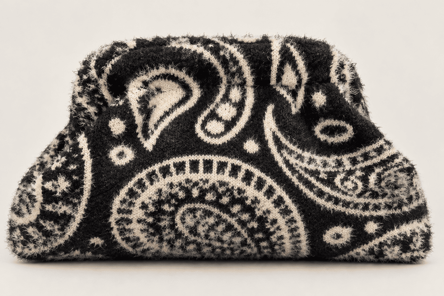 cbc7e8a5-f845-453c-8a9d-3e4699b520e3 Borsa morbida fantasia Paisley nera e panna - immagine 1